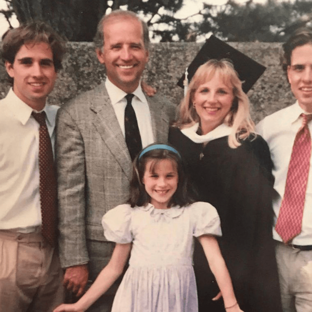 拜登、马克龙夫人同框撞脸！同样当老师二婚嫁总统，衣品却差很多？休闲区蓝鸢梦想 - Www.slyday.coM