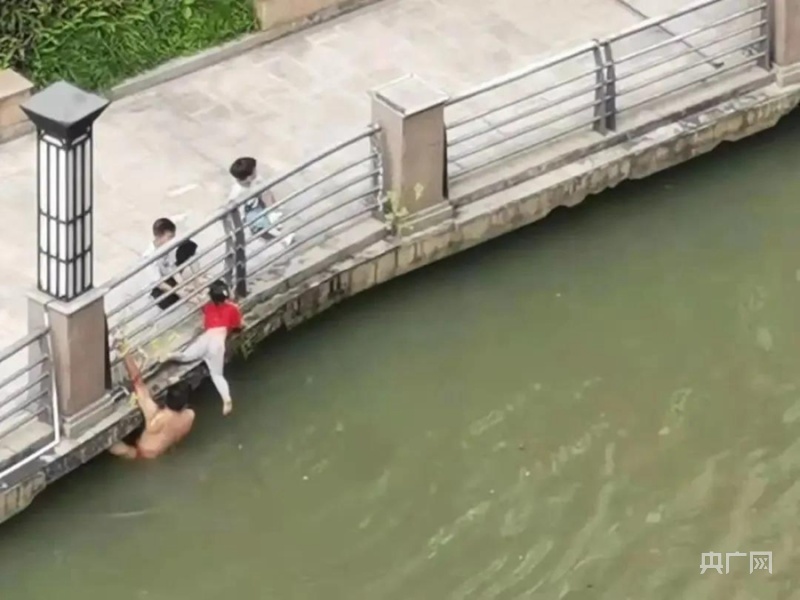 广东佛山外卖小哥送餐途中救下溺水女童，事后婉拒家属酬谢！休闲区蓝鸢梦想 - Www.slyday.coM