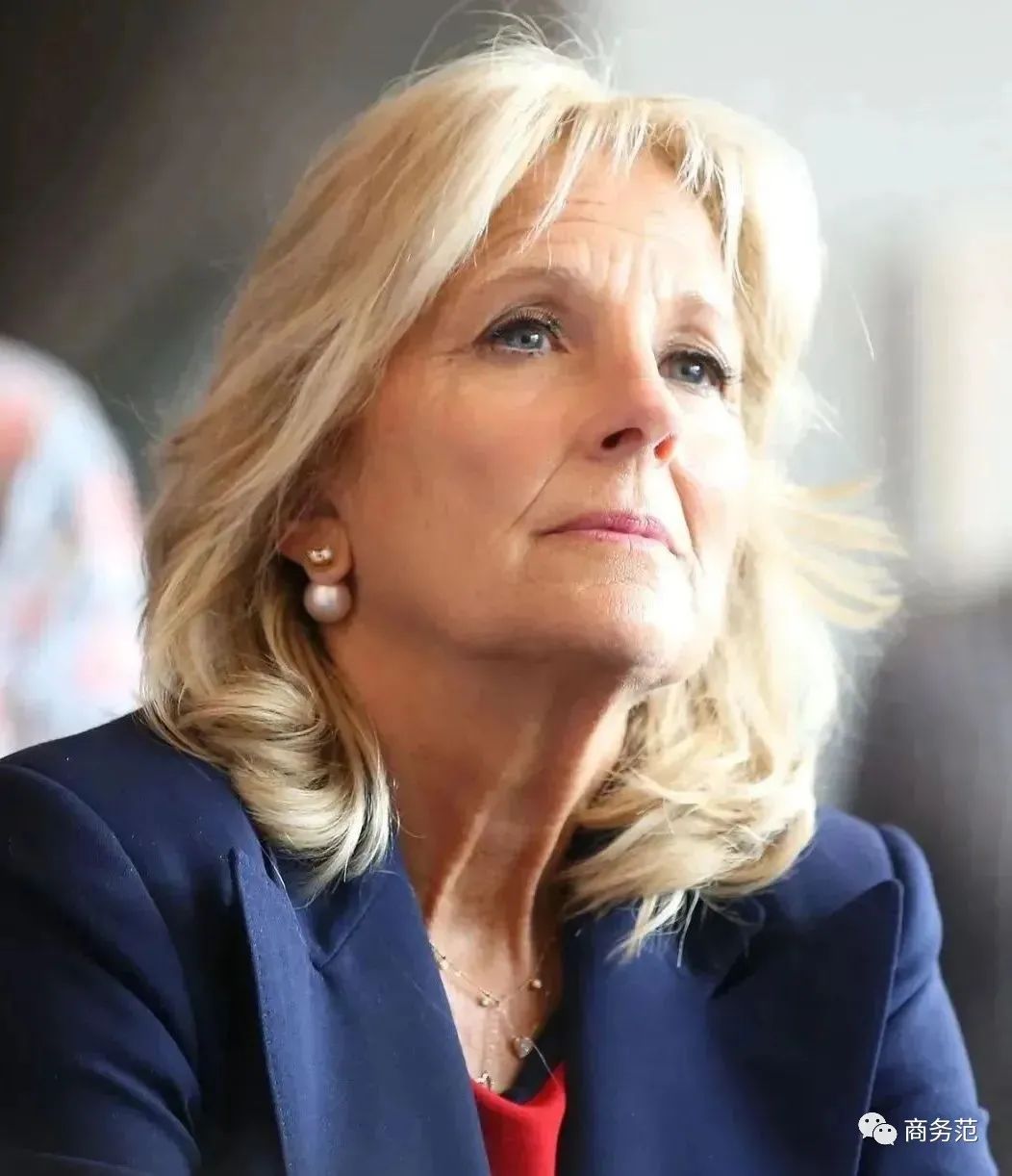 拜登、马克龙夫人同框撞脸！同样当老师二婚嫁总统，衣品却差很多？休闲区蓝鸢梦想 - Www.slyday.coM