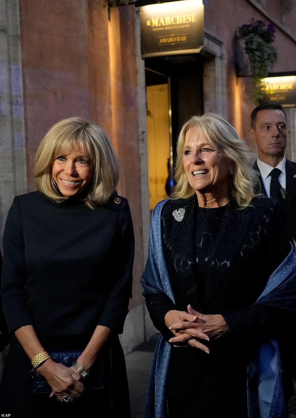 拜登、马克龙夫人同框撞脸！同样当老师二婚嫁总统，衣品却差很多？休闲区蓝鸢梦想 - Www.slyday.coM