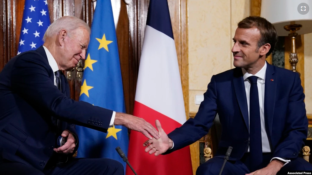 拜登、马克龙夫人同框撞脸！同样当老师二婚嫁总统，衣品却差很多？休闲区蓝鸢梦想 - Www.slyday.coM