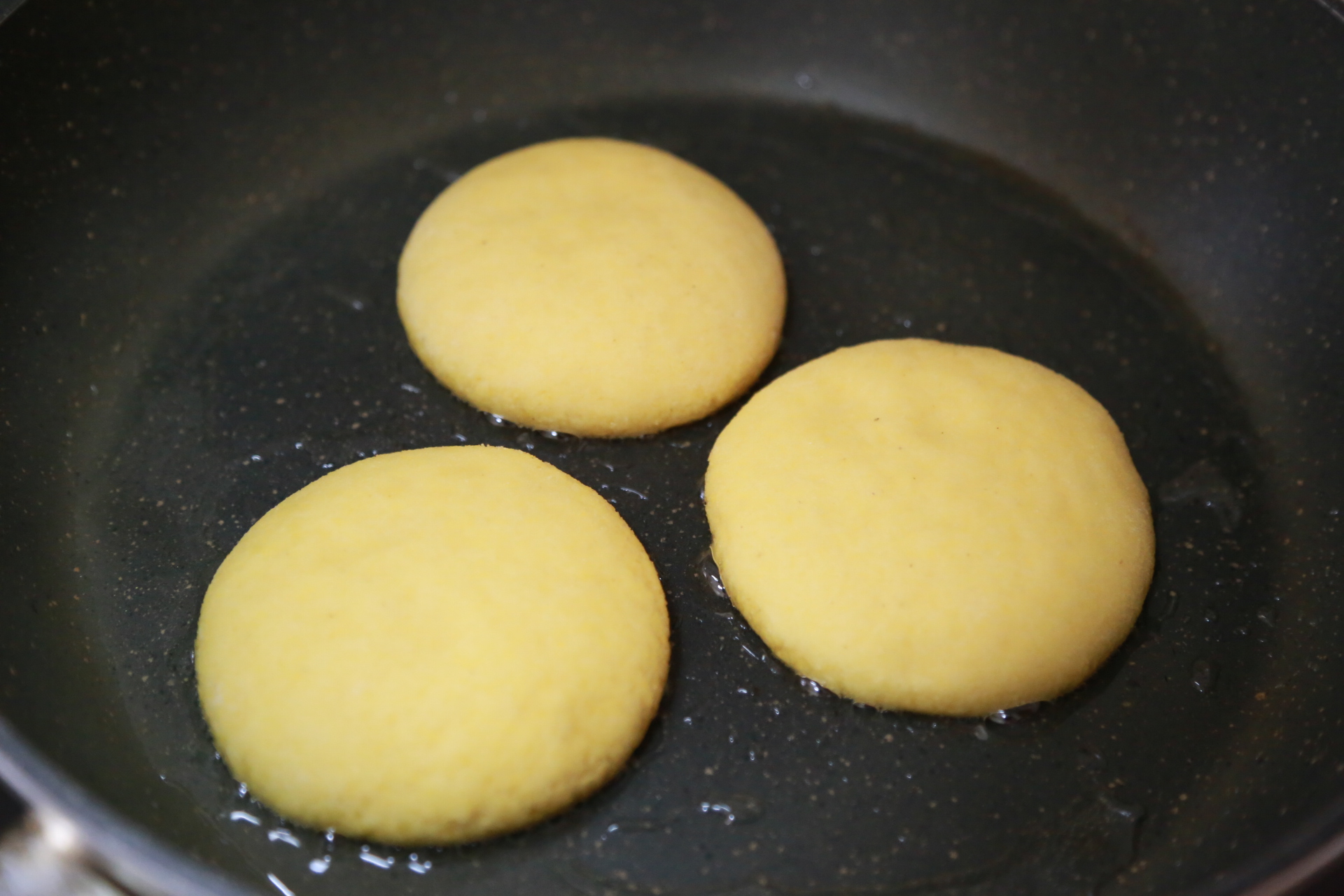 简单快手的粗粮玉米面饼煎一下就出锅香甜细腻