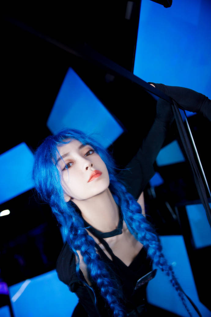 杨颖蓝发重现金克丝造型,穿黑色皮裙化身电竞少女|杨颖|angelababy