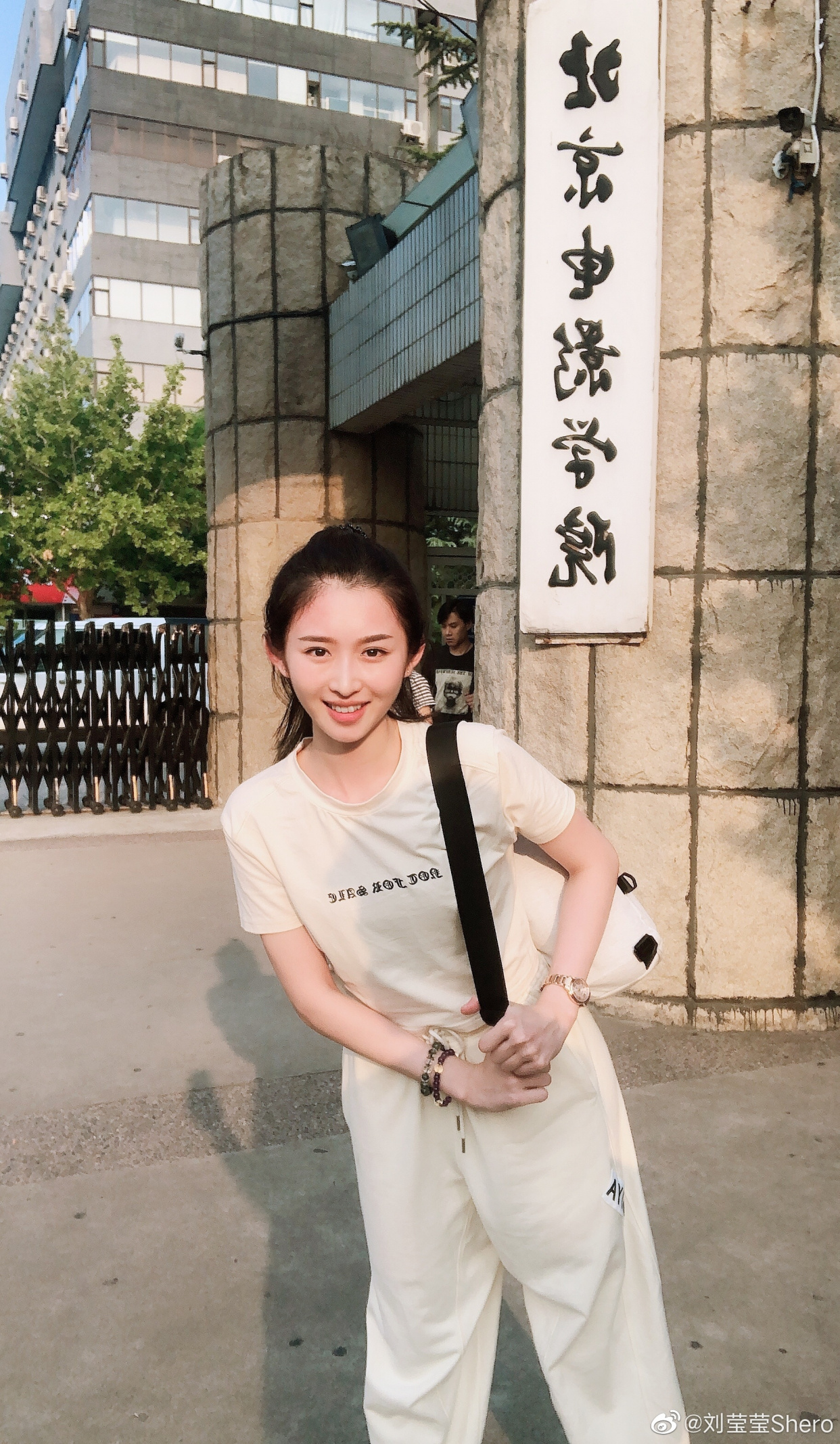 演员康天庥的扮演者李俊毅也是经常不在剧组,这样子就导致了刘莹莹再