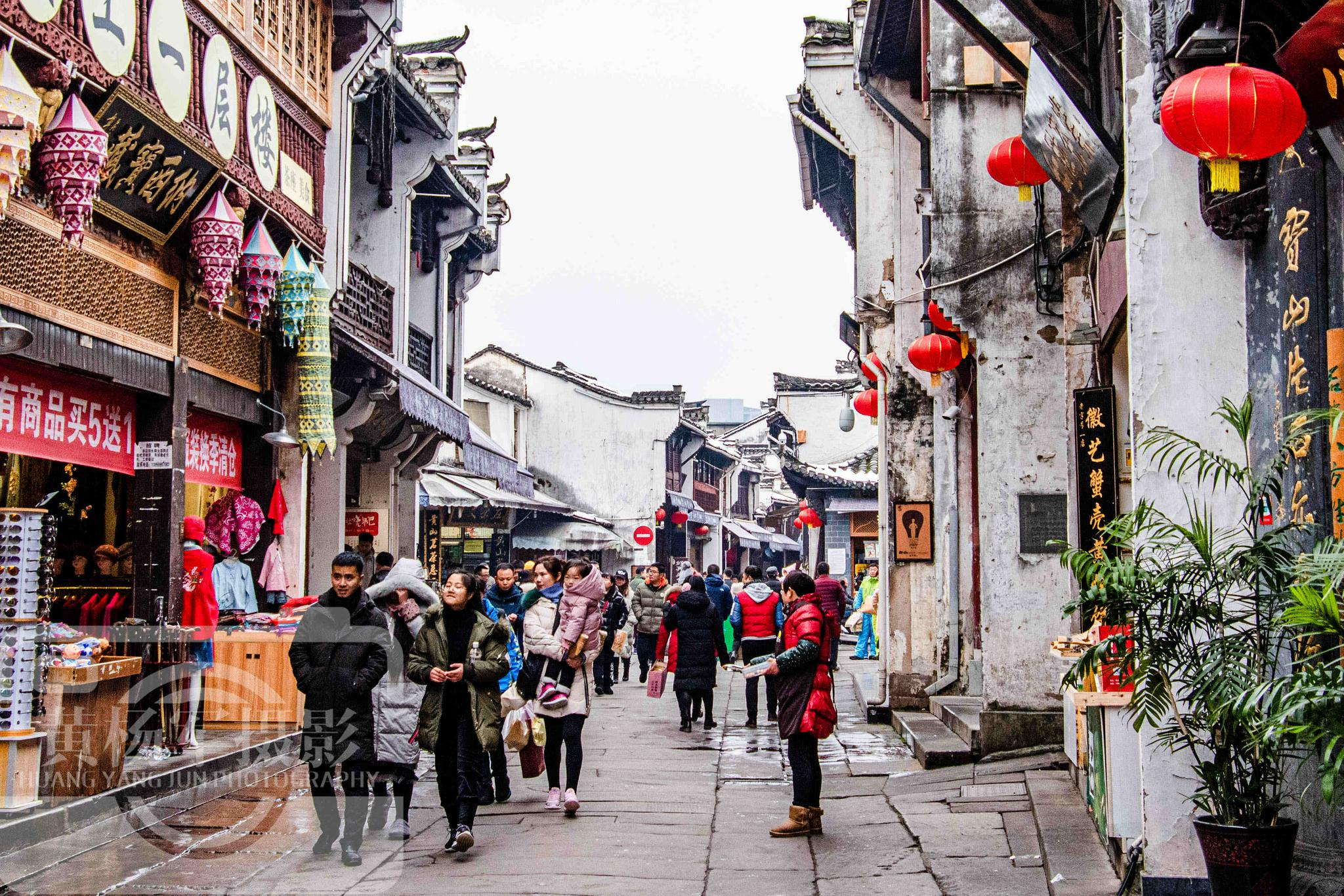 安徽南部面积最小的区常住人口291188人一老街依山傍水很繁华