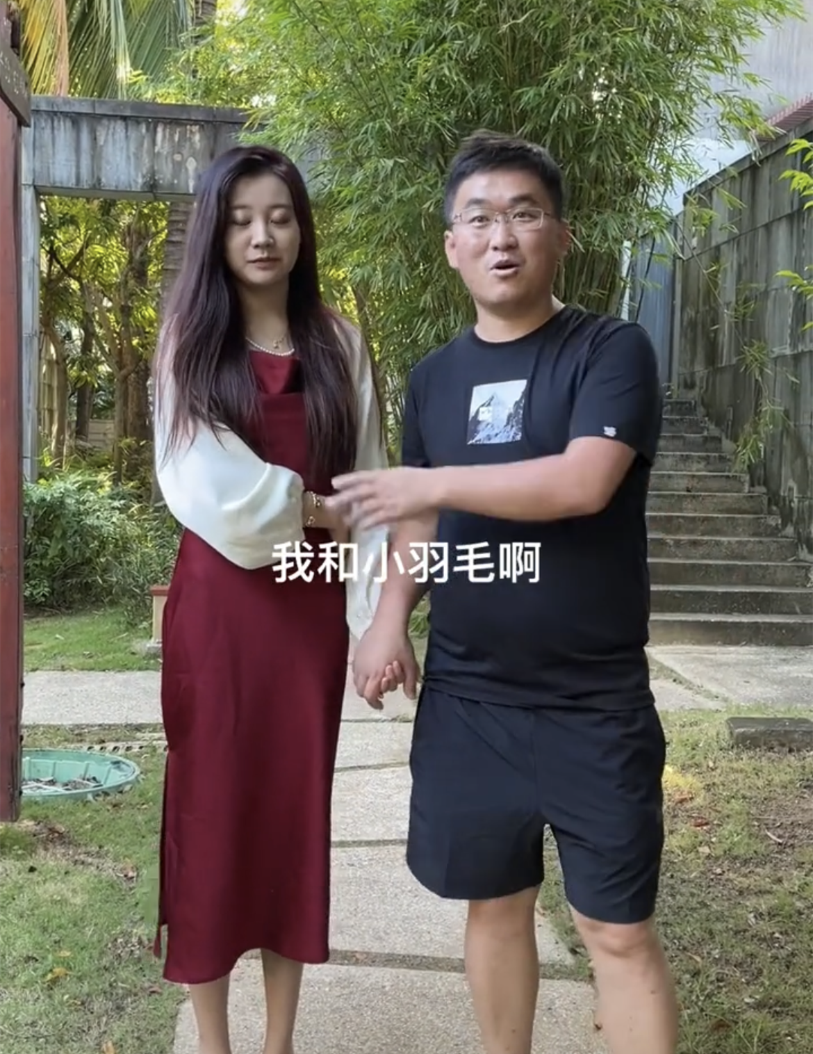 姜涛否认小15岁女友怀孕牵手动作生疏吃榴莲和山竹都嫌弃贵