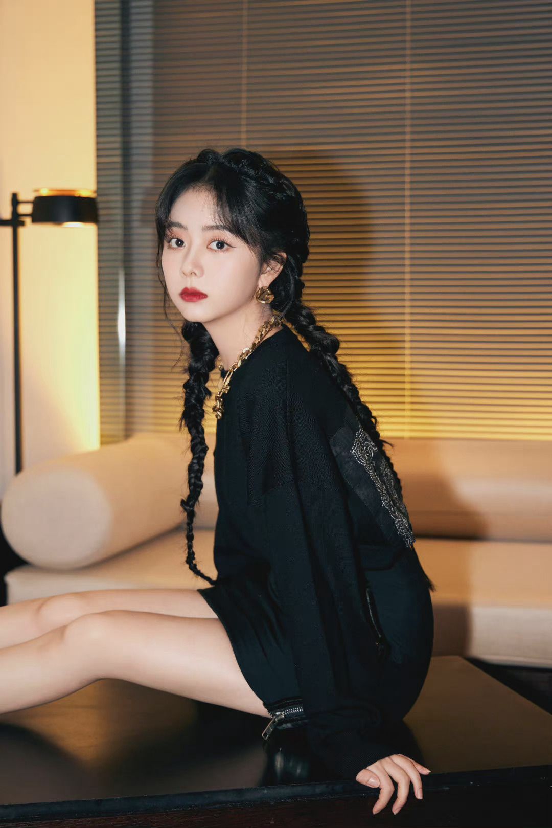 谭松韵今晚活动图 全黑look搭配吸睛的金属感耳环项链