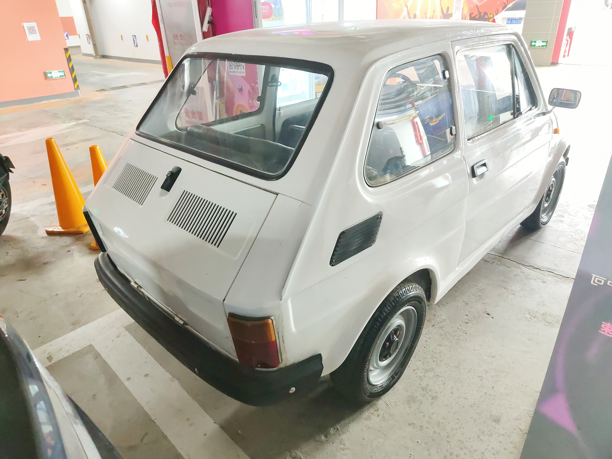 经典车实拍菲亚特126p昔日小土豆当年万元户标配