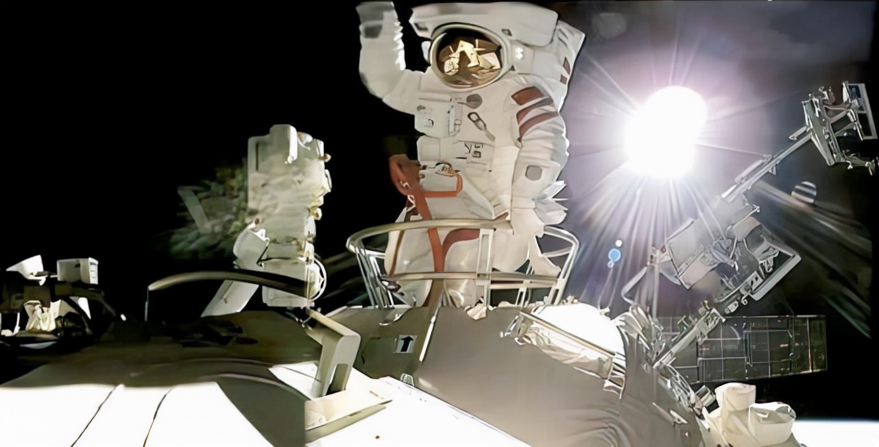 翟志刚二次出舱,王亚平首次"太空行走",为实验舱到来做准备|出舱|王亚