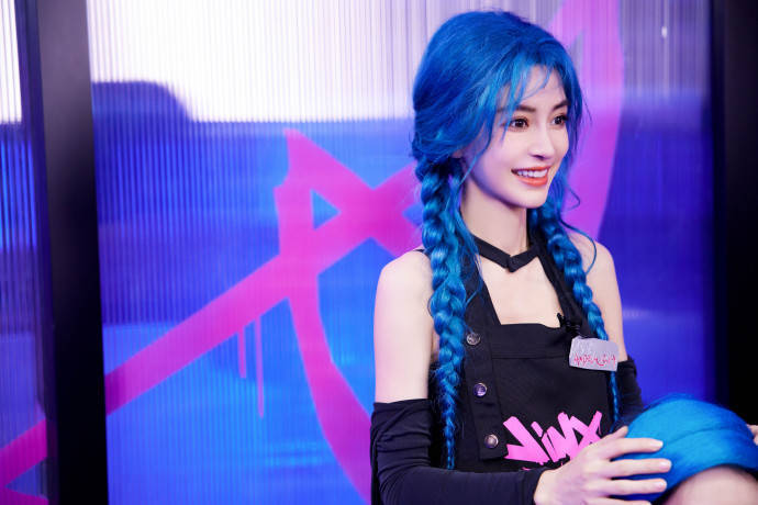 杨颖蓝发重现金克丝造型穿黑色皮裙化身电竞少女