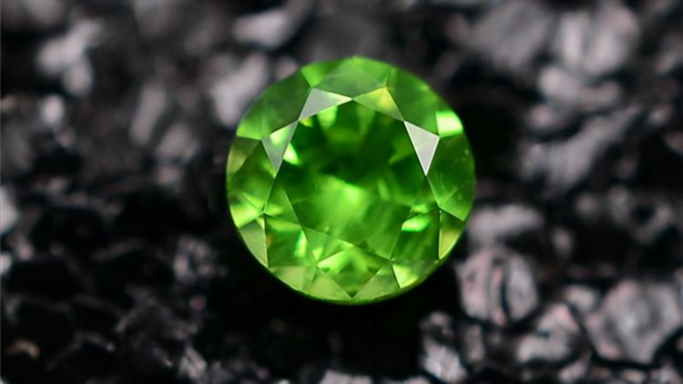 稀有宝石,带有马尾包体的,俄罗斯翠榴石|翠榴石|马尾|宝石_新浪新闻