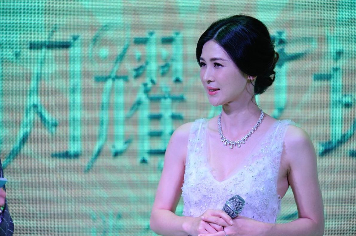 41岁的童蕾真是大家闺秀穿长裙温婉端庄身材微胖看着更迷人