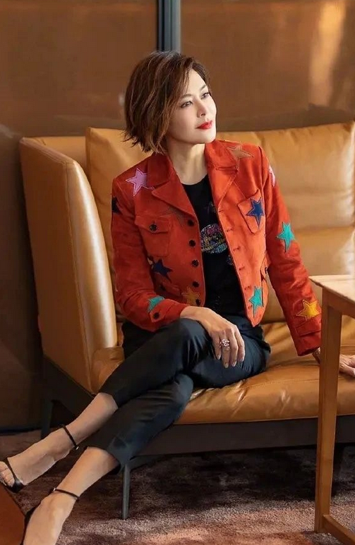 关之琳哪像快60的人穿印花夹克却丝毫不显老态看着像30岁出头