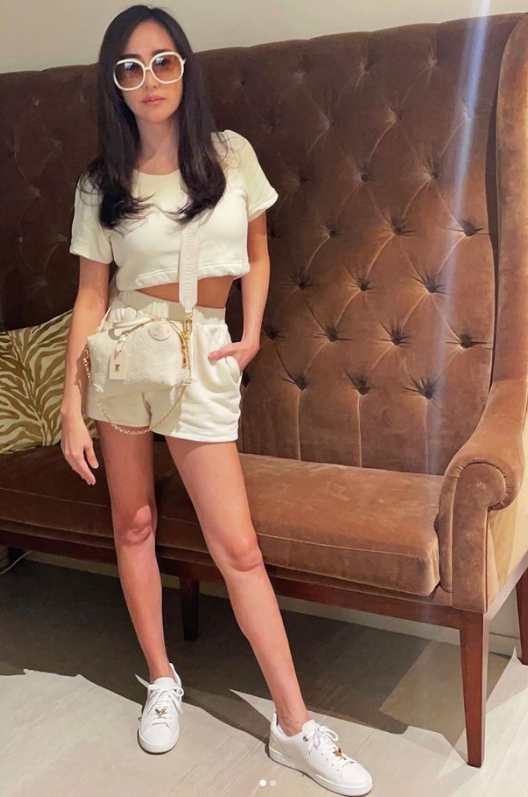 45岁关颖性感身材藏不住!小腹超平坦,大腿零赘肉__财经头条