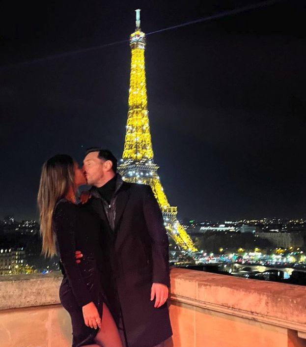 甜蜜梅西和安东内拉烛光晚餐夜色下亲吻c罗女友乔治娜点赞