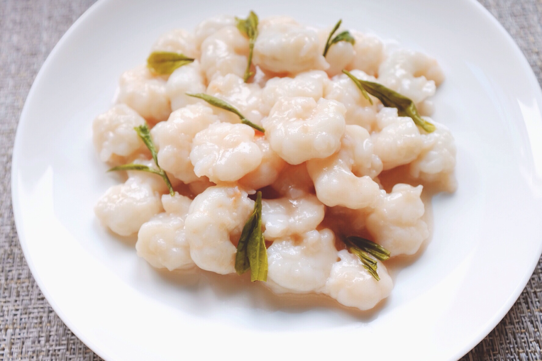 1杯龙井茶1碗虾仁做一份清香好吃的龙井虾仁清香开胃