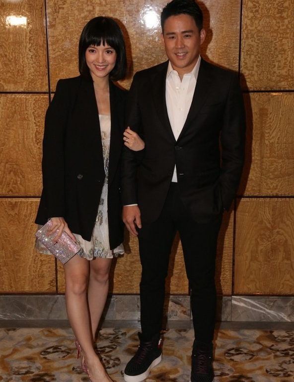 tvb童颜女星怀胎九月出席好友婚礼,老公全程悉心照料|陈嘉宝|童颜