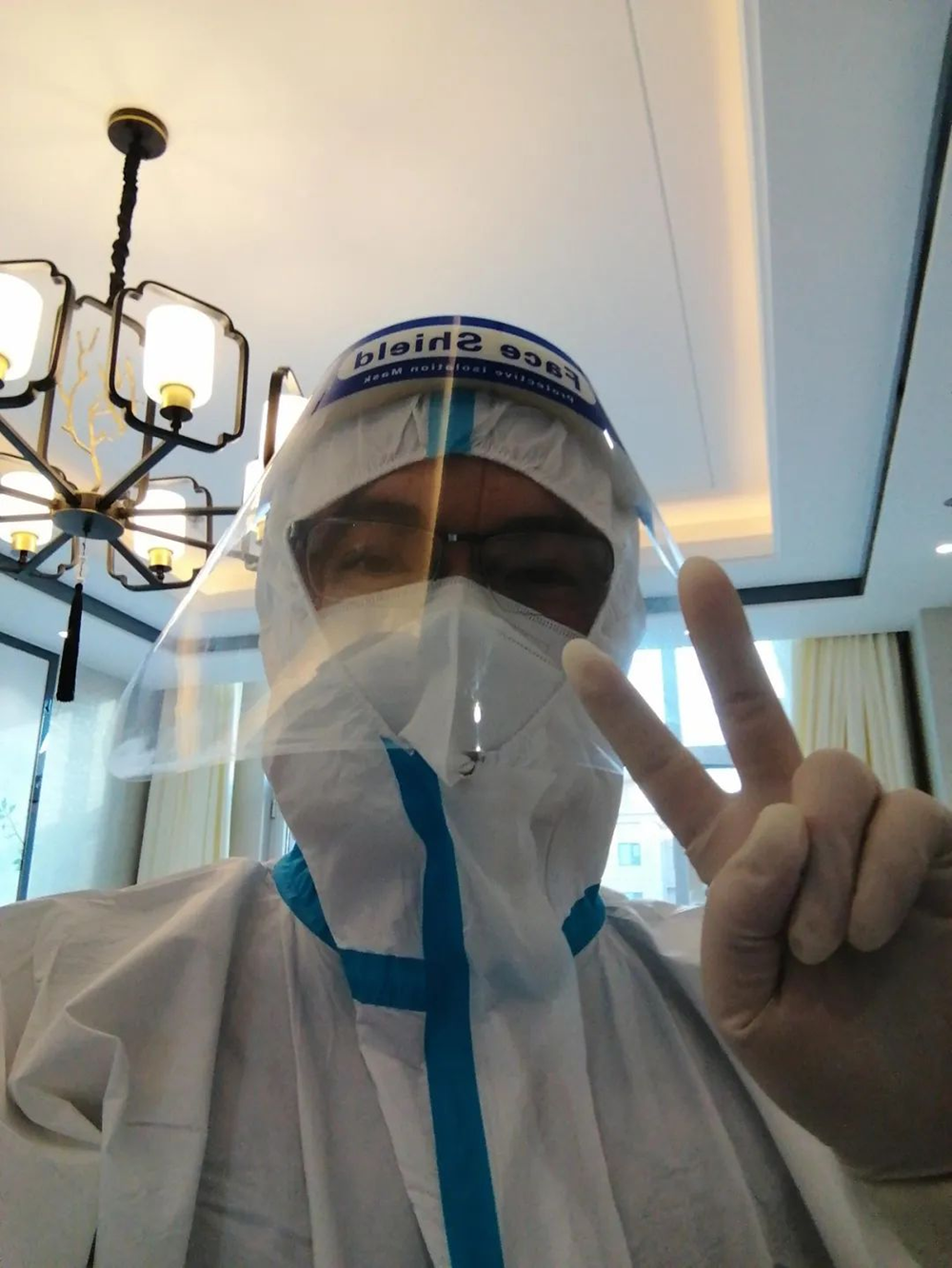 现在我的心愿就是能脱掉防护服,把这66位客人安安稳稳,健健康康的送出