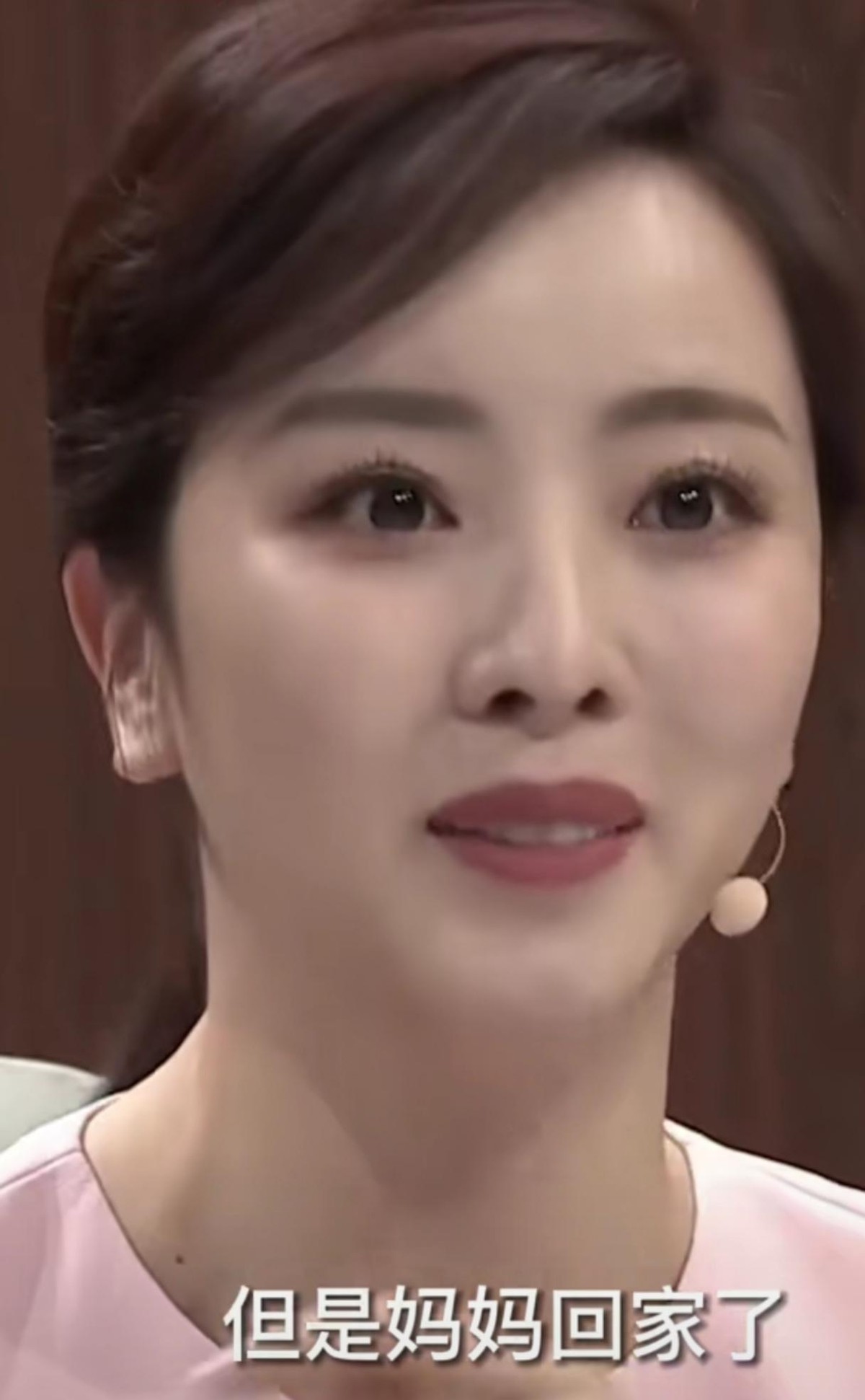 央视主持人李思思晒初雪打扮低调朴素意外露富开几十万豪车