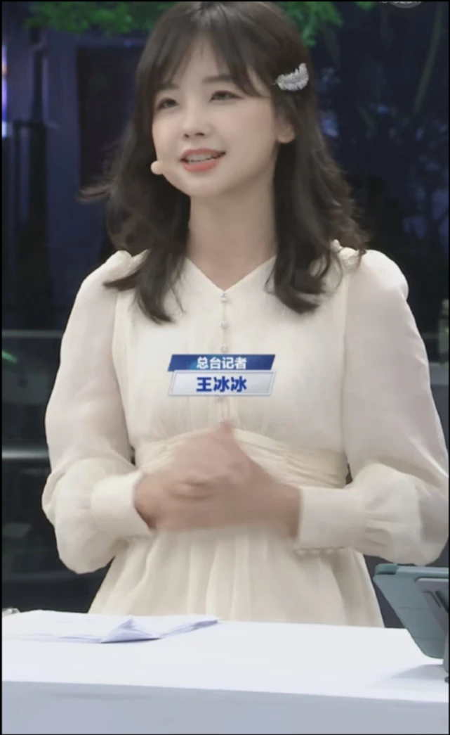 王冰冰不愧是央视初恋脸穿小白裙直播卖货美到上热搜笑容超甜
