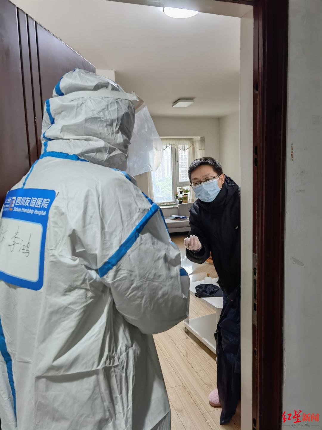 封控区临时医疗点：两名医务人员每日上门问诊，穿防护服不敢轻易喝水休闲区蓝鸢梦想 - Www.slyday.coM
