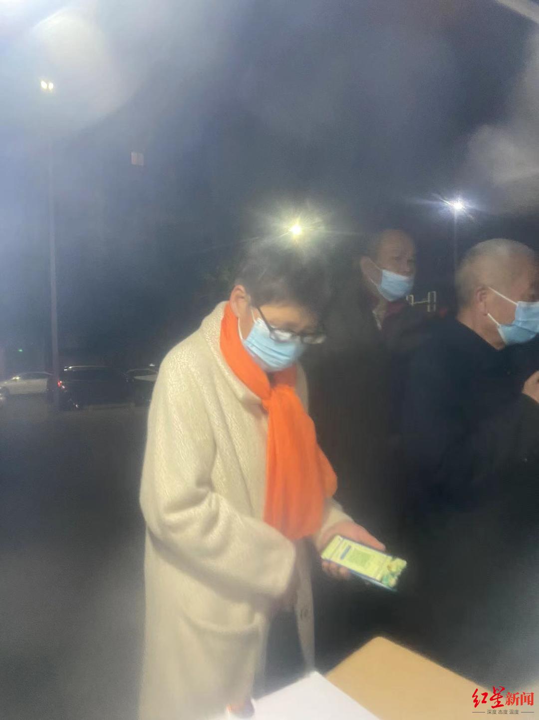 核酸采集点医生一眼就认出自己的患者 两人约定：做好防护，疫情后再相见休闲区蓝鸢梦想 - Www.slyday.coM