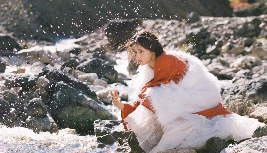 杨超越晒雪山写真大片 一身红衣如古风侠女飒爽动人