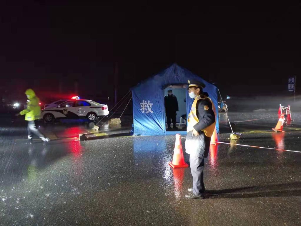 新华全媒丨雨雪交加抗疫急