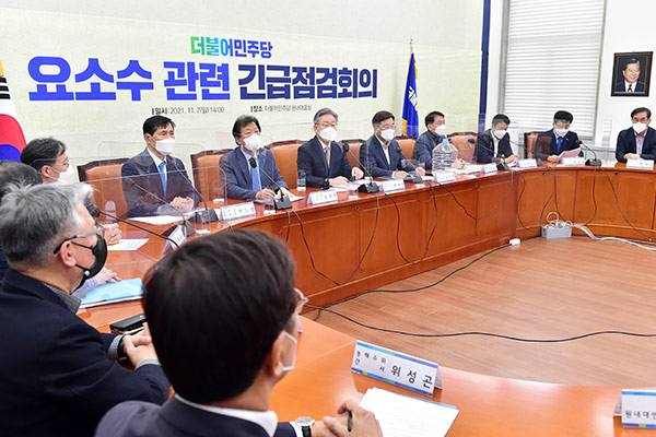 11月7日，首尔汝矣岛国会，韩国执政党共同民主党召开会议讨论尿素紧缺问题的解决方案 图丨韩联社