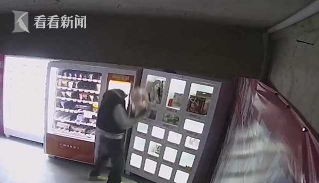 轮番上阵砸橱窗 三男子夜盗充气娃娃