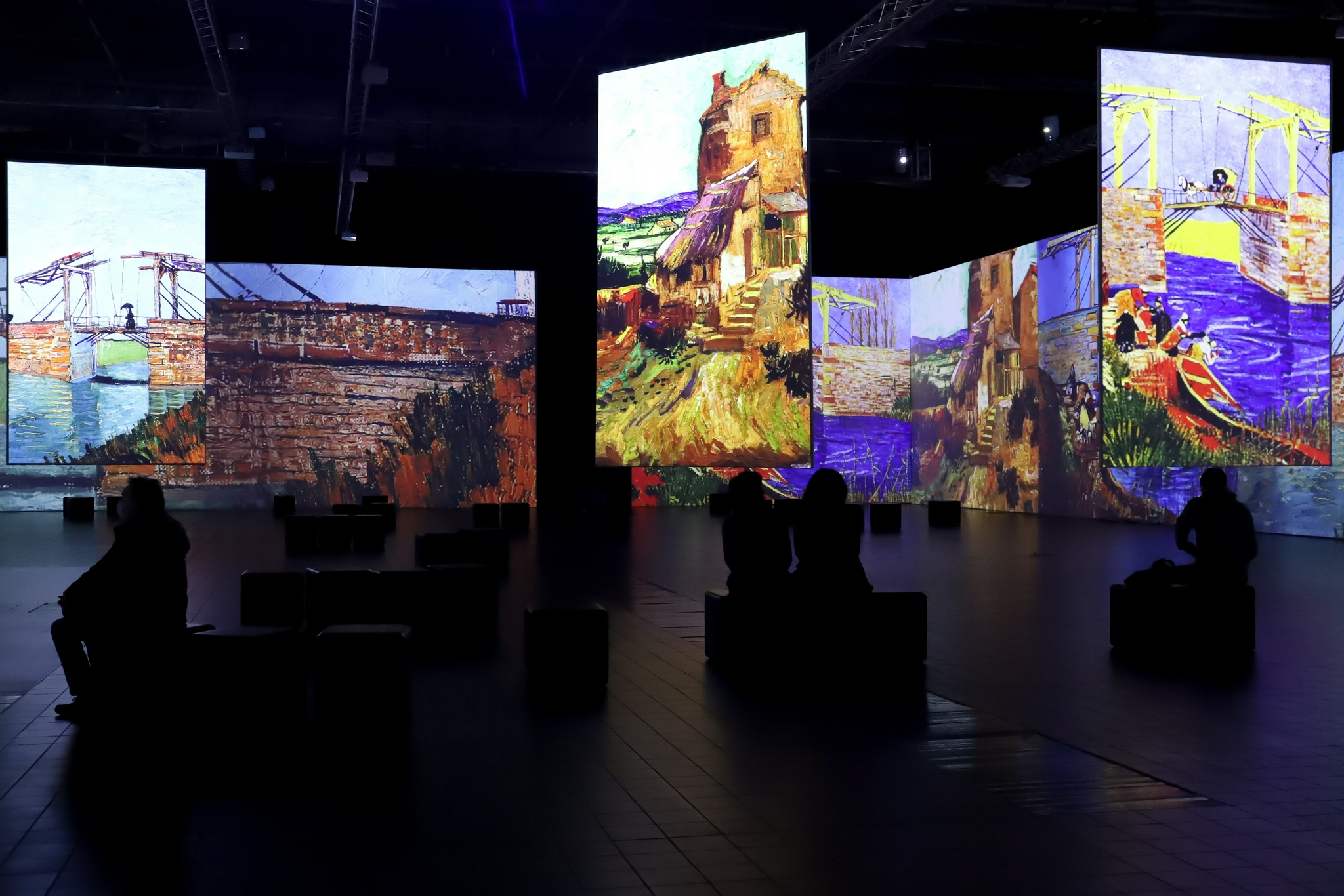 梵高沉浸式画展亮相华沙