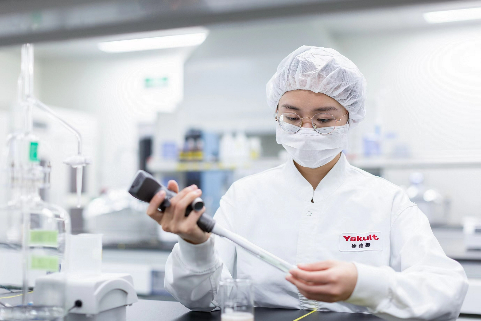 一直以来,食品饮料工厂总是以神秘形象示人,养乐多则有意打破了这种"