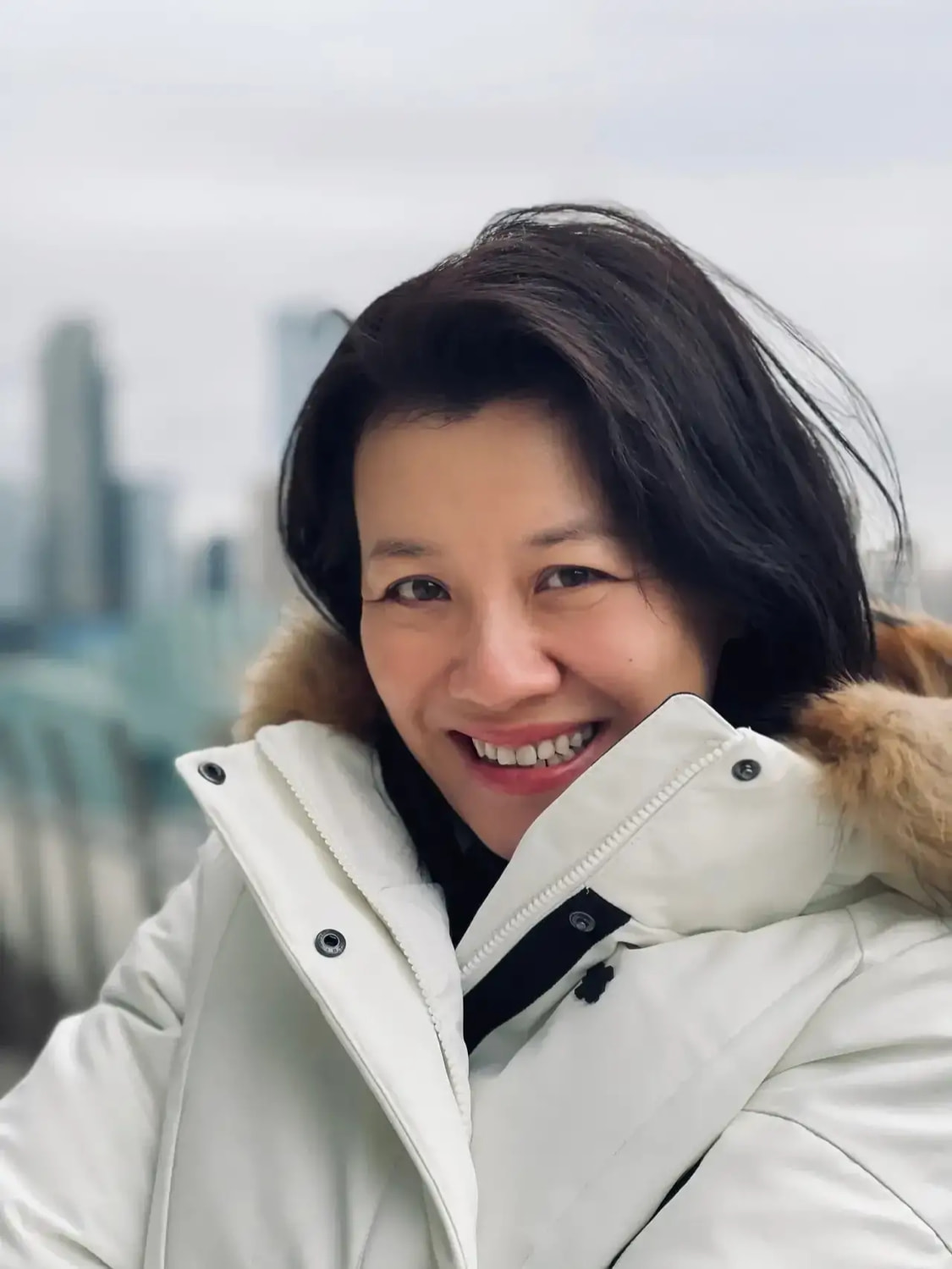 刘琳素颜面对镜头微笑,照片中的刘琳穿着白色羽绒服,头发自然披散