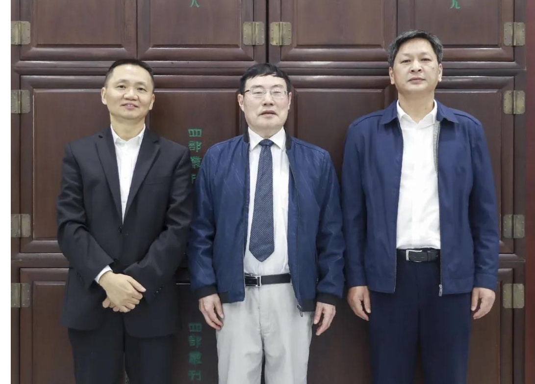 教授时勘(中)与巴蜀中学校长王国华(左),书记舒义海(右)留影(央广网发
