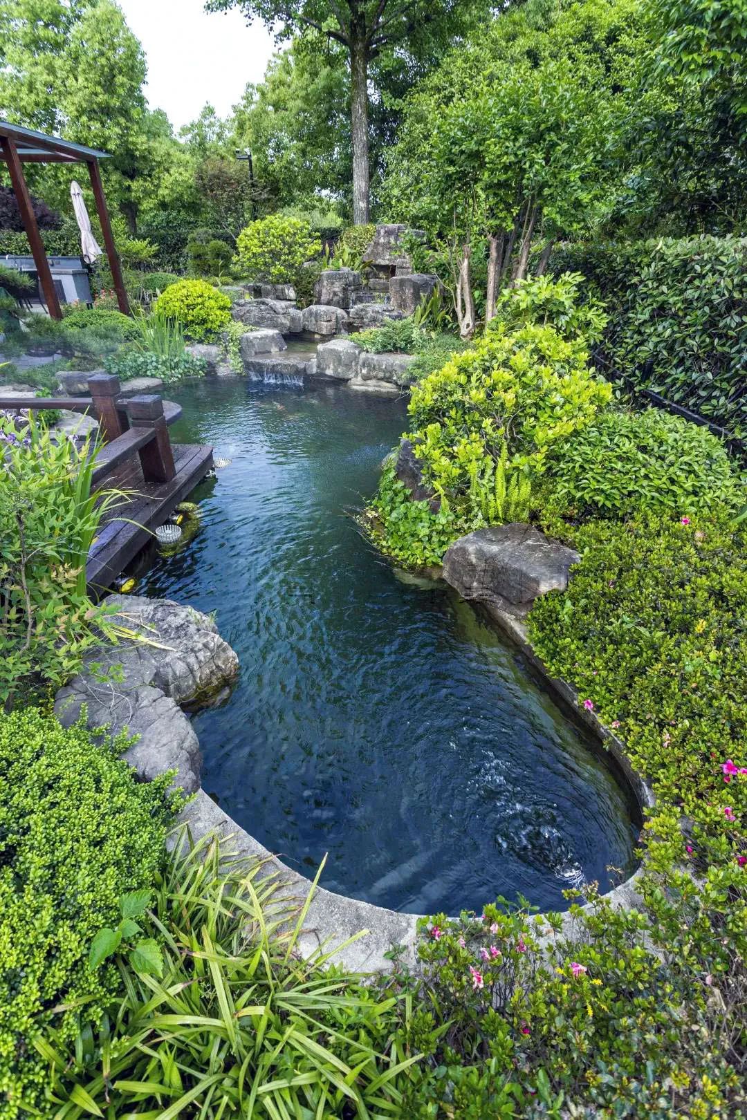 设计手法上,设计师更是充分运用借景,框景,对比等手法,梳理山石,水景