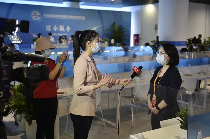 媒体记者在2021年服贸会新闻中心内采访.新华社记者 鲁鹏 摄