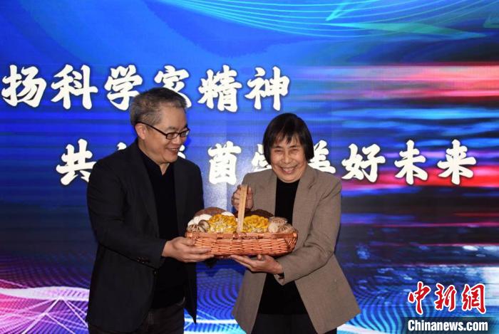 座谈会上，中科院微生物所师生代表向庄文颖院士献花的同时，还送上特别的礼物。　中新社记者 孙自法 摄