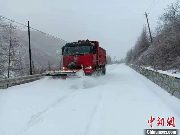 机械设备进行除雪作业。辽宁省交通厅供图