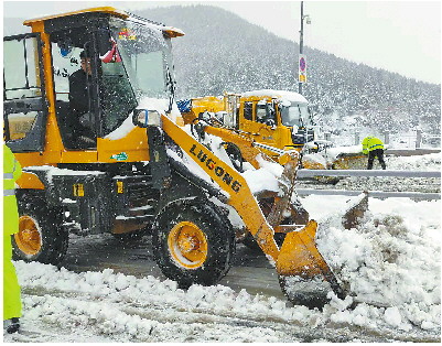 雪花就是命令济南出动清雪车2800余车次