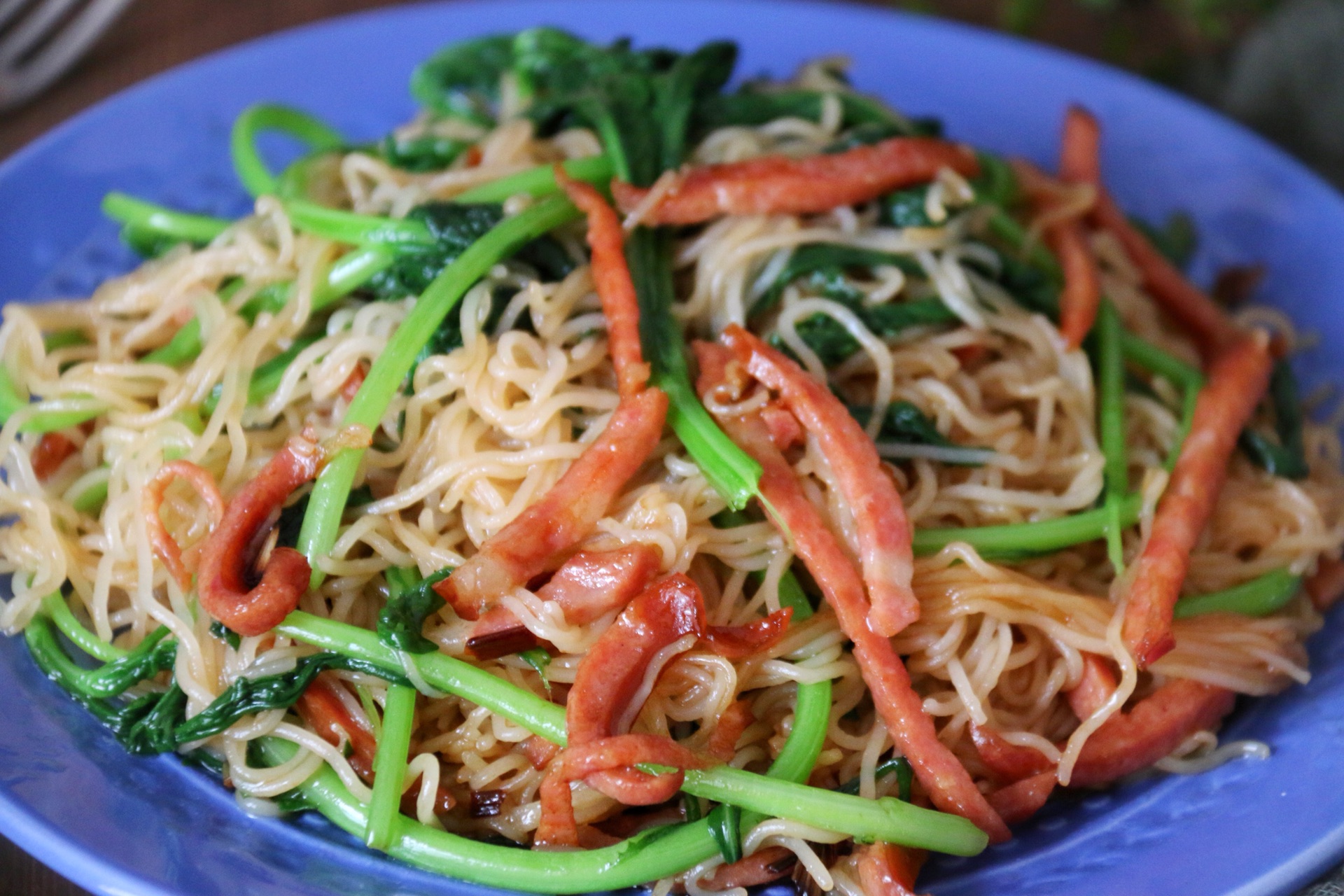 超美味的懒人小吃茼蒿香肠炒米粉炒一炒就出锅特简单