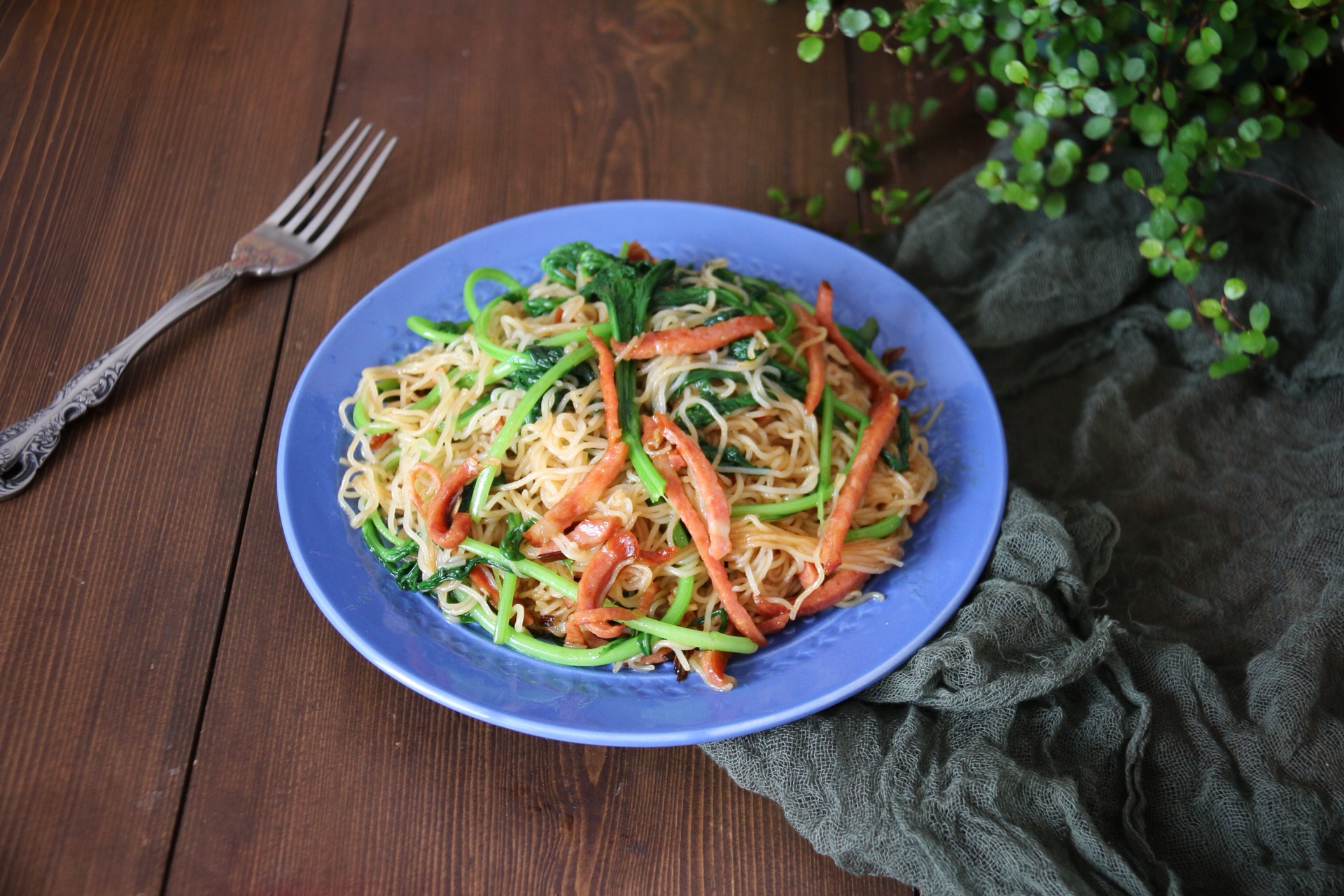 超美味的懒人小吃茼蒿香肠炒米粉炒一炒就出锅特简单
