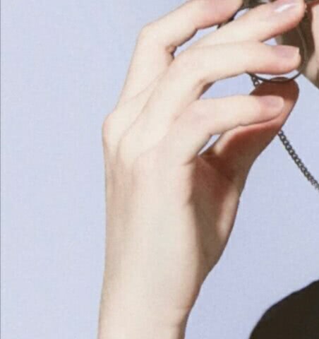 肖战手照混入两张王一博手照这能认出来的定是真爱粉了