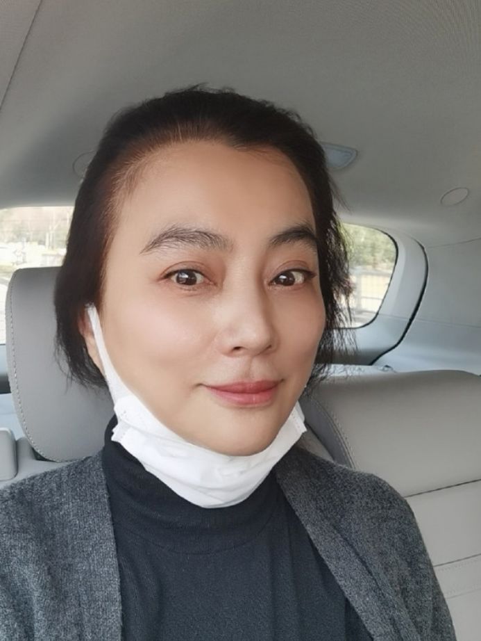 照片曝光后,网友们称赞了李玲玉的美丽,认为她就像雪中的美丽精灵.