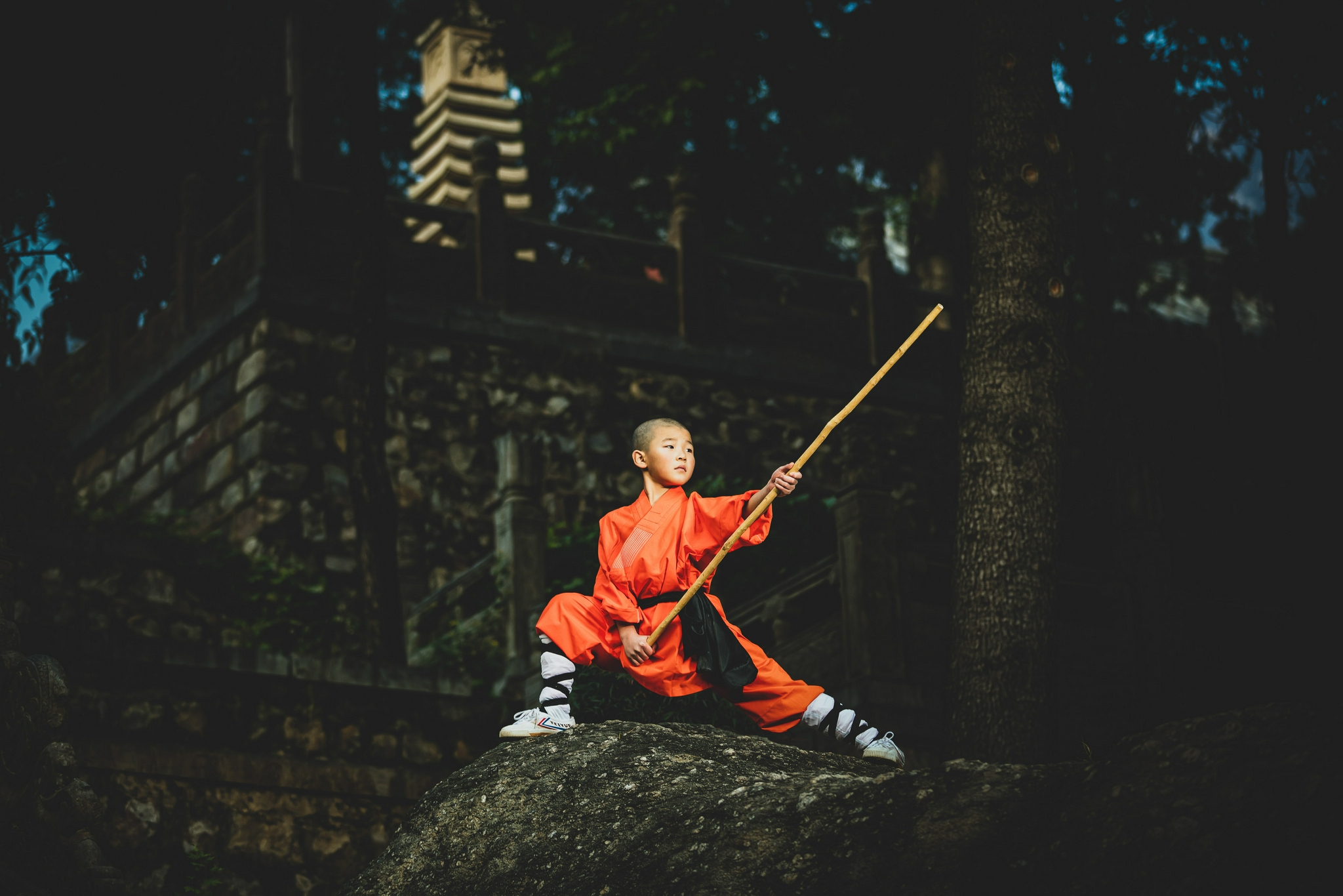 嵩山大法王寺里穿武僧服的练功小男孩庞家贺