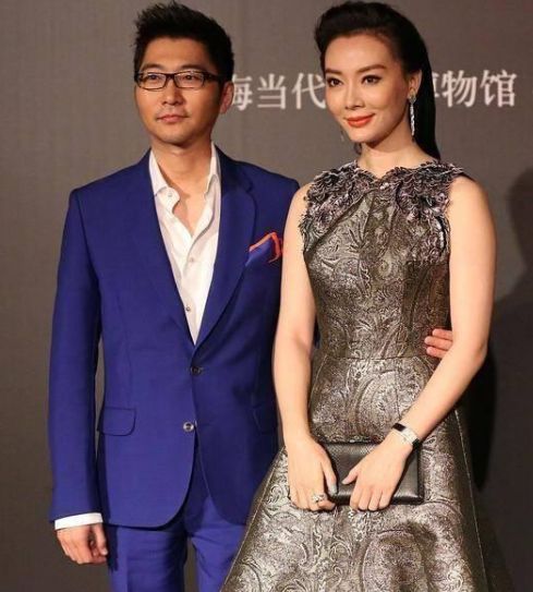 陈数与老公合体亮相真隆重,穿金色宫廷风长裙像贵妇,你觉得呢?