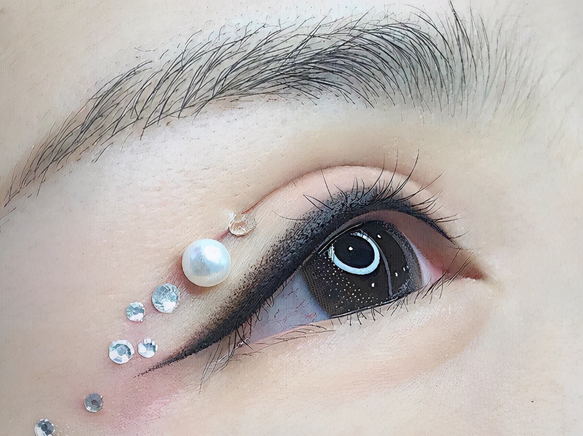 美瞳彩片是怎样的眼睛首饰 彩片护理有什么技巧