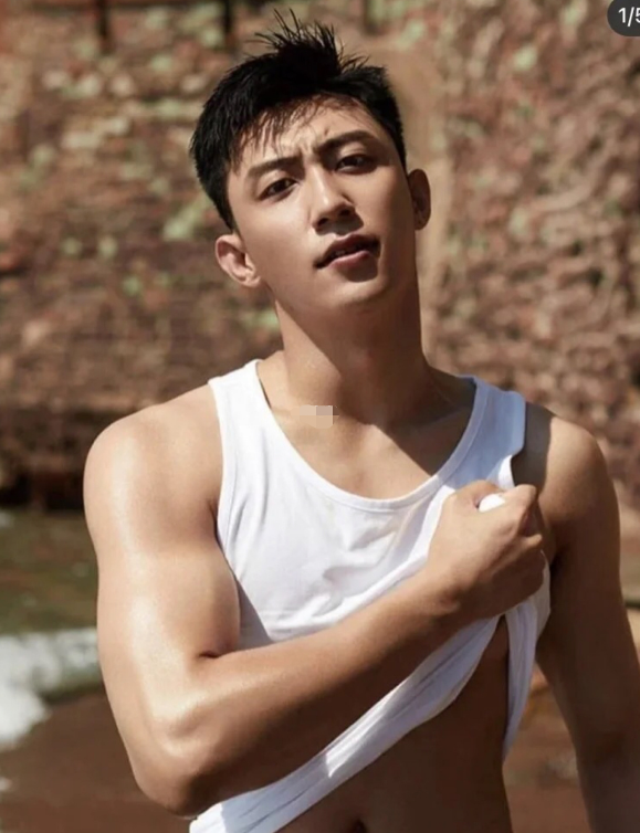 小鲜肉掀起硬汉风蔡徐坤留胡须黄子韬晒腹肌鹿晗配大金项链