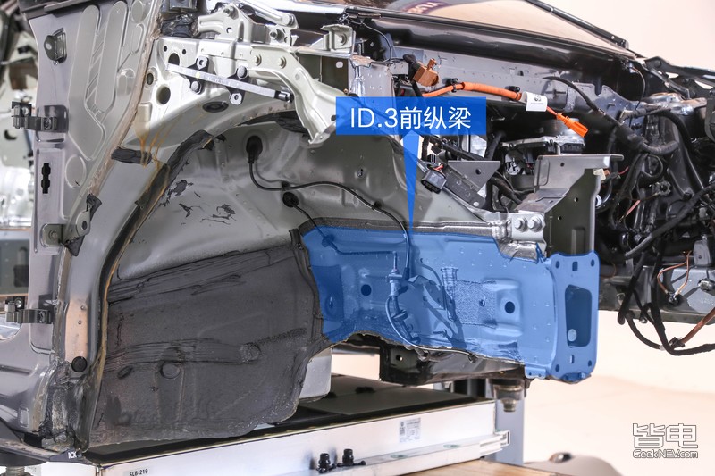 3整个前舱是我们熟悉的两根纵梁设计,采用的是长方形的框体结构,缓冲