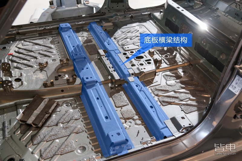 另外,在车身底板的上部,还可以看到横向的额外加强结构,两处横梁可以