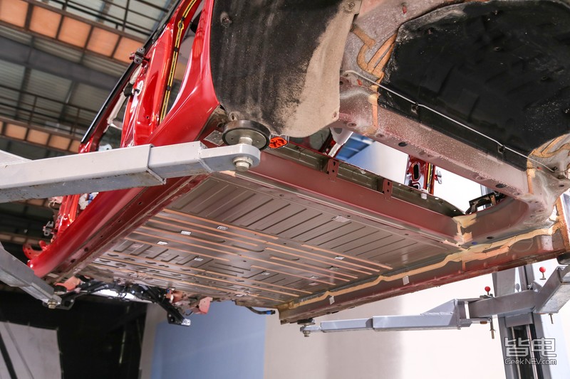 拆车大揭秘传统车企和新势力的造车差异